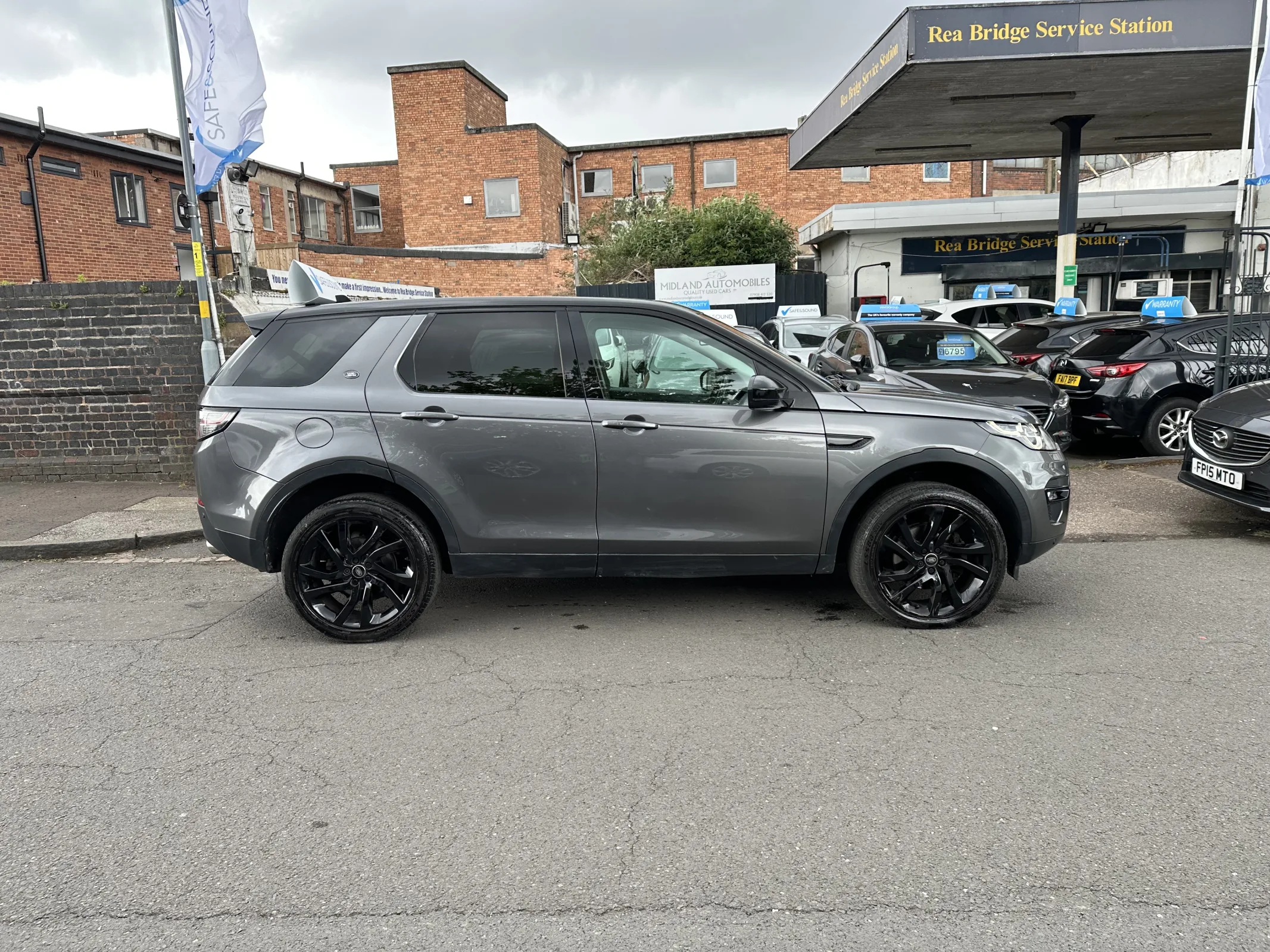 2016 Land Rover Discovery Sport 2.0 TD4 HSE Black — image 4
