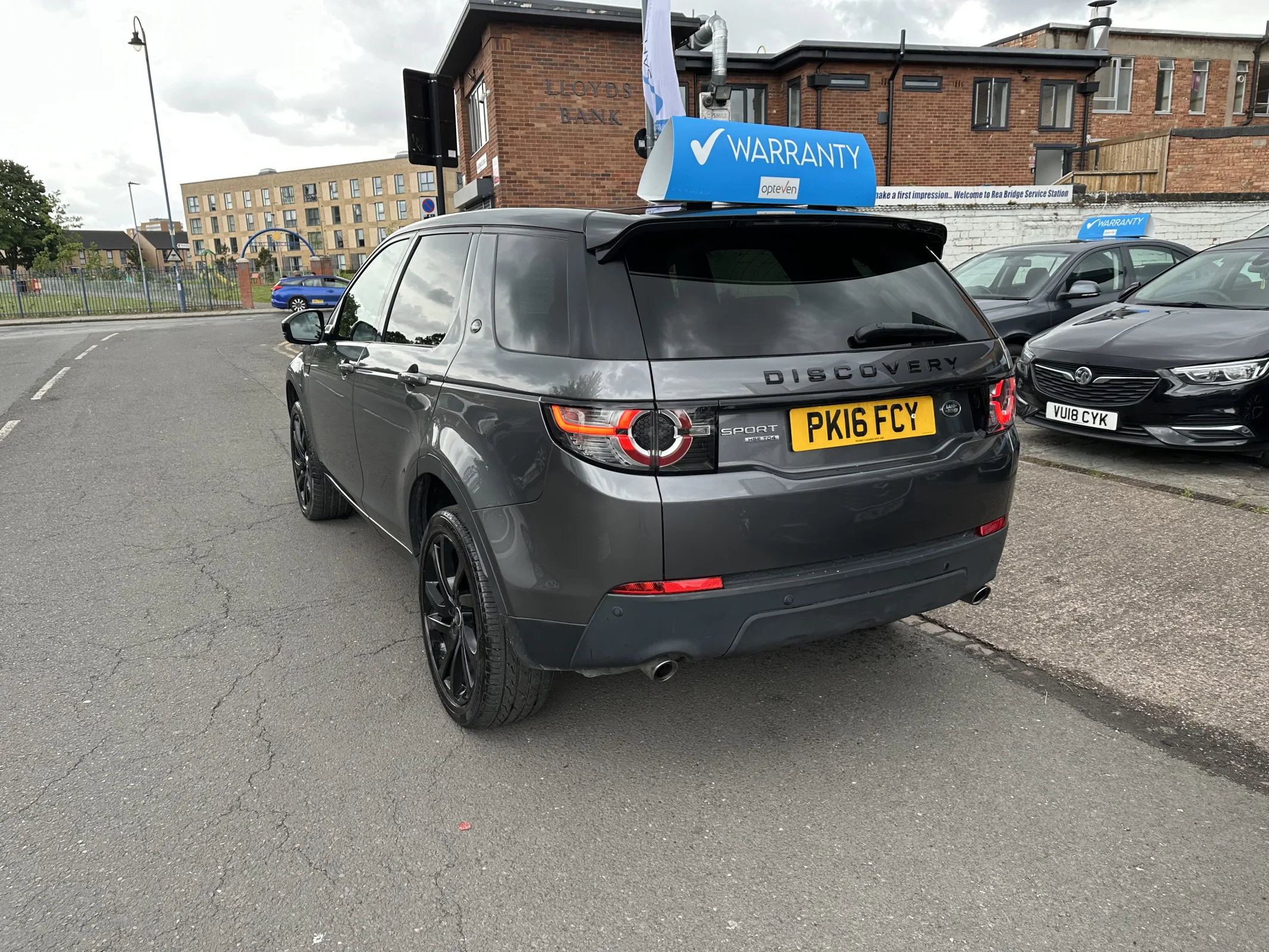 2016 Land Rover Discovery Sport 2.0 TD4 HSE Black — image 8