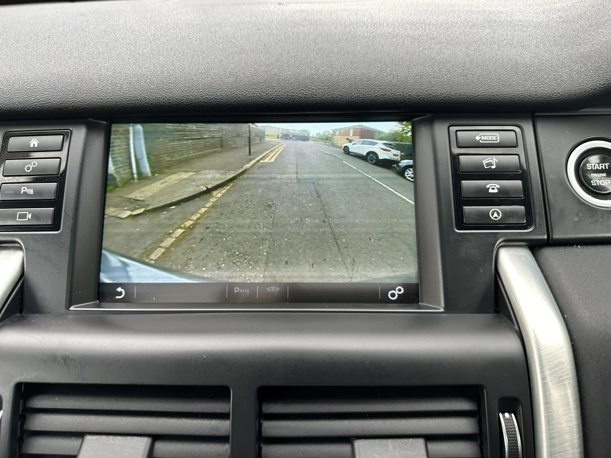 2016 Land Rover Discovery Sport 2.0 TD4 HSE Black — image 14